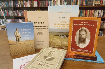 Автор дарит книгу